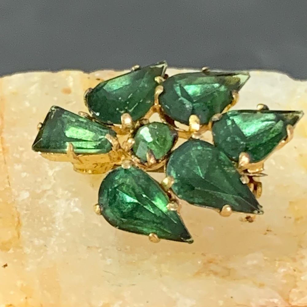 Vintage CZECHOSLAVAKIA EMERALD GREEN CRYSTAL MARQUISE RHINESTONE BROOCH